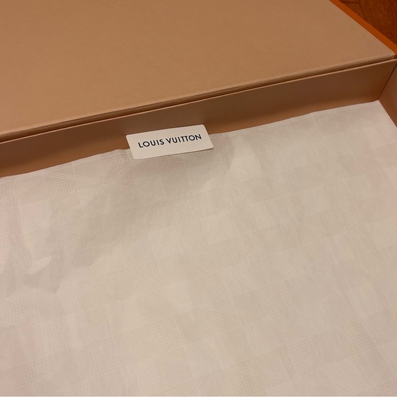 Louis Vuitton Gift Box Magnetic Closure - Picture 5 of 8